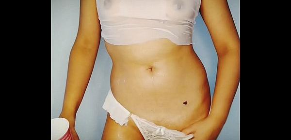  Casal Hotsex - Esposa gostosa se exibindo com camiseta branca molhada